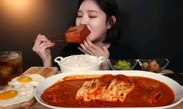 韩国小姐姐吃印尼炒饭,传统美食碰撞新风味