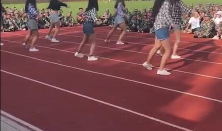 军训跳舞吃瓜网盘,跳舞吃瓜,网盘记录青春瞬间