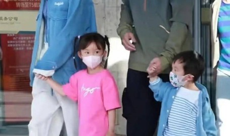 跑男西安录制惊现全家桶郑恺带娃撕名牌!苗苗素颜牵娃引争议!2025年6月6日娱乐吃瓜酱的贴纸