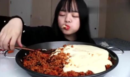 小姐姐吃大盆米饭吗,食量惊人引网友热议