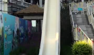 小姐姐玩刺激水滑梯视频,惊险瞬间引网友热议